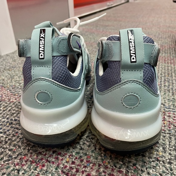 Nike - Picture 5 of 7